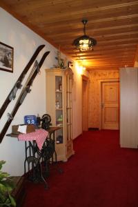 una habitación con esquís en la pared en Haus Schönleiten, en Wagrain