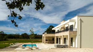 Bazén v ubytování Villa Wellbeing Imotski Croatia heated pool , spa and ultimate privacy nebo v jeho okolí