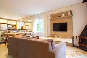 CanelaにあるRosa Casa Morar da Serraのソファと薄型テレビのあるリビングルーム