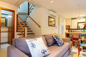 CanelaにあるRosa Casa Morar da Serraのソファと階段のあるリビングルーム