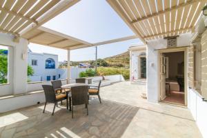 a patio with a table and chairs and a view at Apodrasi in Stení