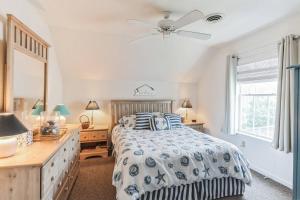 une chambre avec un lit, une commode et une fenêtre dans l'établissement Cozy Cottage in Bethany Beach, Delaware, à Frankford 23 autres photos