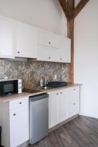 A kitchen or kitchenette at A part alatt Apartman