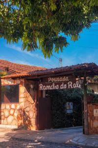 um prédio com uma placa que diz pueblo ramapo do rock em Pousada Rancho do Ralf em Pirenópolis