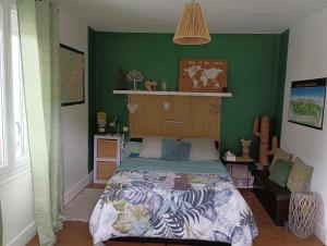 Postel nebo postele na pokoji v ubytování chambre vue Chartreuse
