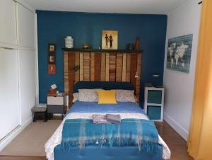 Postel nebo postele na pokoji v ubytování chambre vue Chartreuse