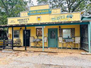 un ristorante con sedie e tavoli su una terrazza di Acorn Hideaways Canton Rustic Old West Frontier Suite a Canton