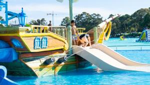 Bazén v ubytování Solanas Crystal View & Crystal Beach nebo v jeho okolí