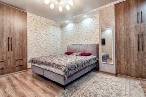 Ένα ή περισσότερα κρεβάτια σε δωμάτιο στο Aisulu - апартаменты в центре города - выбор для туриста и деловых поездок