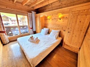 ein Schlafzimmer mit einem Bett mit zwei Teddybären darauf in der Unterkunft Appartement spacieux au cœur des Gets avec balcon, parking, et Wifi - FR-1-598-82 in Les Gets
