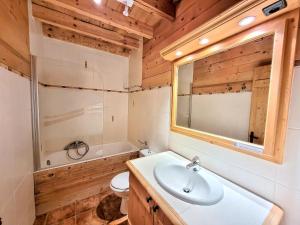 ein Badezimmer mit Waschbecken, Toilette und Badewanne in der Unterkunft Appartement spacieux au cœur des Gets avec balcon, parking, et Wifi - FR-1-598-82 in Les Gets