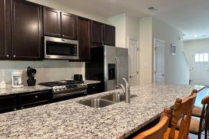 Η κουζίνα ή μικρή κουζίνα στο Friendship Creek --- 35039 Dundee St +8 φωτογραφίες