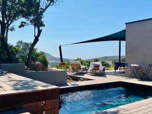 Bazén v ubytování Villa architecte vue mer et maquis nebo v jeho okolí