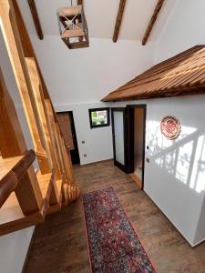 a hallway with stairs and a door with a rug at Famíves vendégház in Racu