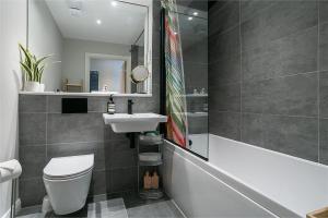 エディンバラにあるModern tranquil beach retreat - warm studio with fast links to city centreの白いトイレと洗面台のあるバスルーム +26枚の写真