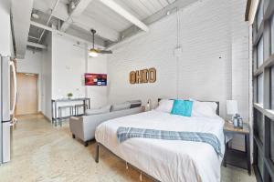 Billede fra billedgalleriet på 107-Cozy Loft Haven Parking Fast Wi-Fi Cafe i Cleveland