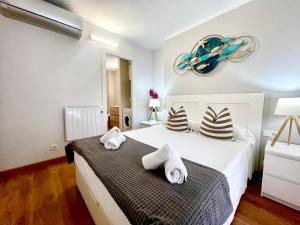 Postel nebo postele na pokoji v ubytování SeaHomes Vacations, LA MER BLEUE, beach&pool, PK, full equipped in Fenals Beach + 37 fotografií