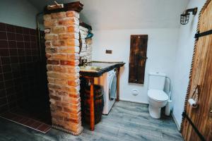 Koupelna v ubytování Hobbit house
