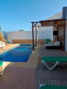 Hồ bơi trong/gần LUXURY VILLA SEA VIEWS HEATED POOL private jacuzzi wifi bbq parking tennis court