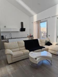 Khu vực ghế ngồi tại LUXURY VILLA SEA VIEWS HEATED POOL private jacuzzi wifi bbq parking tennis court