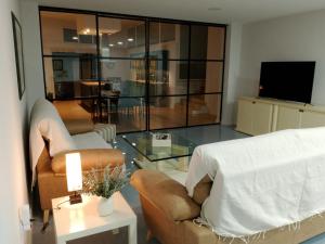 salon z łóżkiem, kanapą i stołem w obiekcie Apartamento Conde w mieście Priego de Córdoba