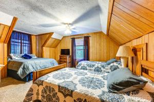Katil atau katil-katil dalam bilik di 7 Mi to Franklin Peaceful Home with Deck and Yard!