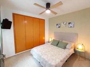 A bed or beds in a room at Seabreeze Lighthouse Apartment