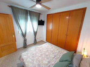A bed or beds in a room at Seabreeze Lighthouse Apartment