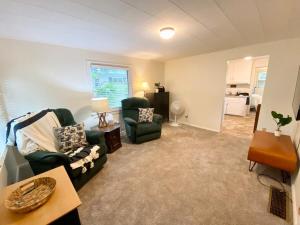 Una sala de estar con dos sillas y un sofá. en Convenient 2 Bedroom Home in TC, en Traverse City