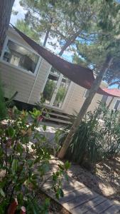 Mobil home les sables d'or外面的花园