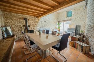 a living room with a table and a couch at Havre de paix en Charente Maritime avec 3 formules d hébergement sur mesure de 1 à 14 voyageurs in Gémozac