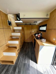 Kuchyň nebo kuchyňský kout v ubytování Tiny Bran + 19 fotografií