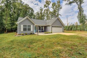 Κήπος έξω από το Pet-Friendly Home in Monroe Deck, Grill and Yard!
