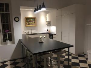 Kuchyňa alebo kuchynka v ubytovaní Maison de maître Les toiles à Elise