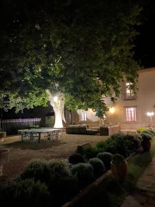 Vonkajšia záhrada v ubytovaní Maison de maître Les toiles à Elise