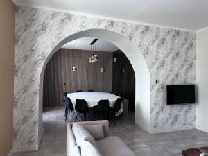 Televízia a/alebo spoločenská miestnosť v ubytovaní Maison de maître Les toiles à Elise