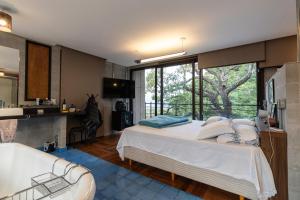 una camera da letto con un letto e una vasca e una cucina di Blaze s SkateHouse Eco-spa e Refugio- Atibaia, SP ad Atibaia