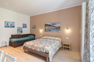 萨莱诺Marisa Holiday House Apartment Cetara Sea View的带床和沙发的卧室