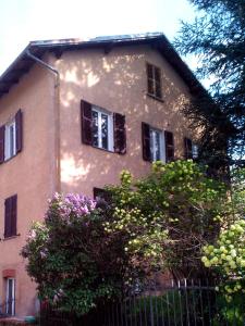 Cantalupo LigureにあるTana Degli Orsiの窓と前に柵がある建物
