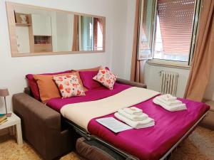 a room with a couch with towels on it at casa Aldini in Rome