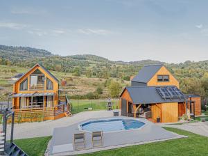 DziwiszówPodgórski Chill的房屋旁带游泳池的房子