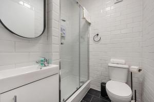 Ένα μπάνιο στο Anfield Cosy Stays - Air Host & Stay - Sleeps 14 +44 φωτογραφίες