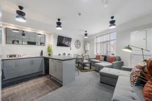 Η κουζίνα ή μικρή κουζίνα στο Anfield Cosy Stays - Air Host & Stay - Sleeps 14