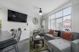Μια τηλεόραση ή/και κέντρο ψυχαγωγίας στο Anfield Cosy Stays - Air Host & Stay - Sleeps 14