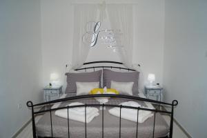 Postel nebo postele na pokoji v ubytování AMD Infinity Suites