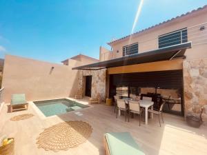 a house with a patio and a swimming pool at Villa Casa Damicella Bord de Mer avec Piscine in Palasca