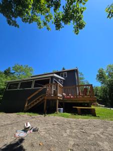 ein Mobilheim mit Veranda und Terrasse in der Unterkunft Rustic Hideaway in Nauwigewauk