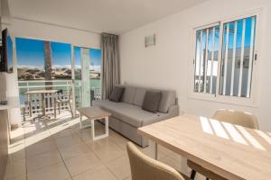 Et opholdsområde på Apartamentos Cocoteros + 20 billeder