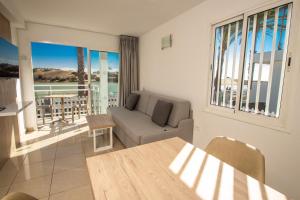 Et opholdsområde på Apartamentos Cocoteros