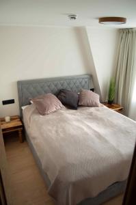 Postel nebo postele na pokoji v ubytování Suur-Posti Apartments + 37 fotografií
